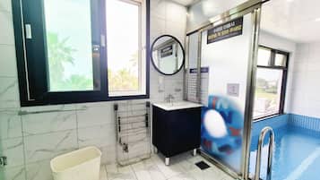 Kamar Double Deluks, Beberapa Tempat Tidur, kolam renang pribadi, pemandangan samudra | Kamar mandi | Shower, perlengkapan mandi gratis, dan pengering rambut