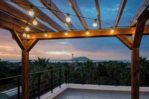 Quarto casal luxo, várias camas, piscina particular, vista para o oceano | Terraço/pátio