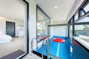 Habitación Deluxe doble, varias camas, piscina privada, vistas al mar | Piscina privada