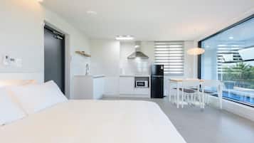 Kamar Double Deluks, Beberapa Tempat Tidur, kolam renang pribadi, pemandangan samudra | Dapur pribadi | Lemari es, microwave, peralatan masak/sendok-piring, dan meja makan