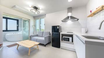 Appartement Duplex Romantique, 1 chambre, salle de bains privée, vue océan | Coin séjour
