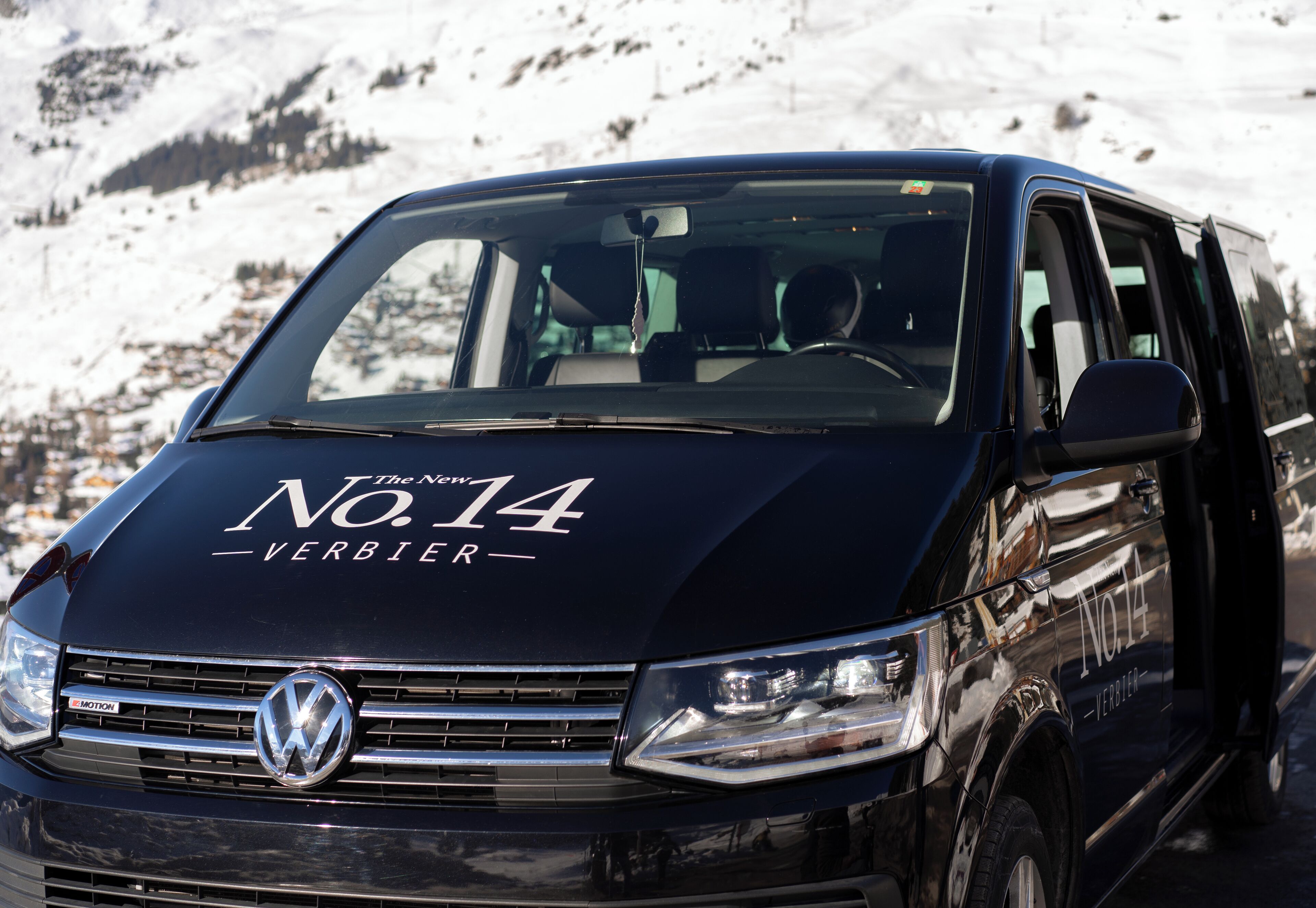 Ein schwarzer Volkswagen-Van mit der Aufschrift "No.14" und "VERBIER" vorne.