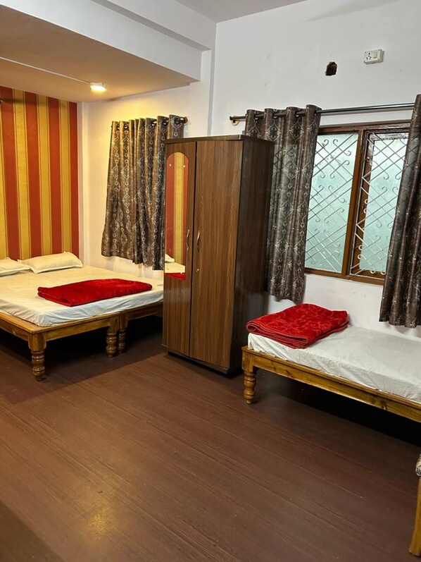 Deluxe Quadruple Room | Free WiFi, bed sheets - Goroomgo Garden Home Stay Bengaluru (Bengaluru)