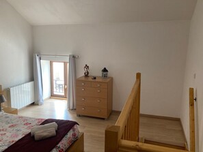 1 bedroom, WiFi, bed sheets - Maison en Pierre Avec Terrasse et Piscine Dans le Vignoble Bourguignon (Ladoix-Serrigny)