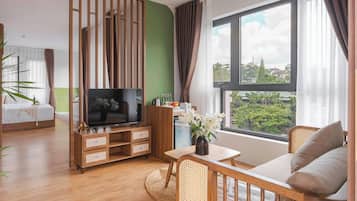 Senior Suite, 2 Bedrooms, Bathtub | Interior detail