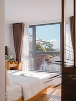 Quarto triplo, vista para a cidade | Frigobar, cofres nos quartos, escrivaninha