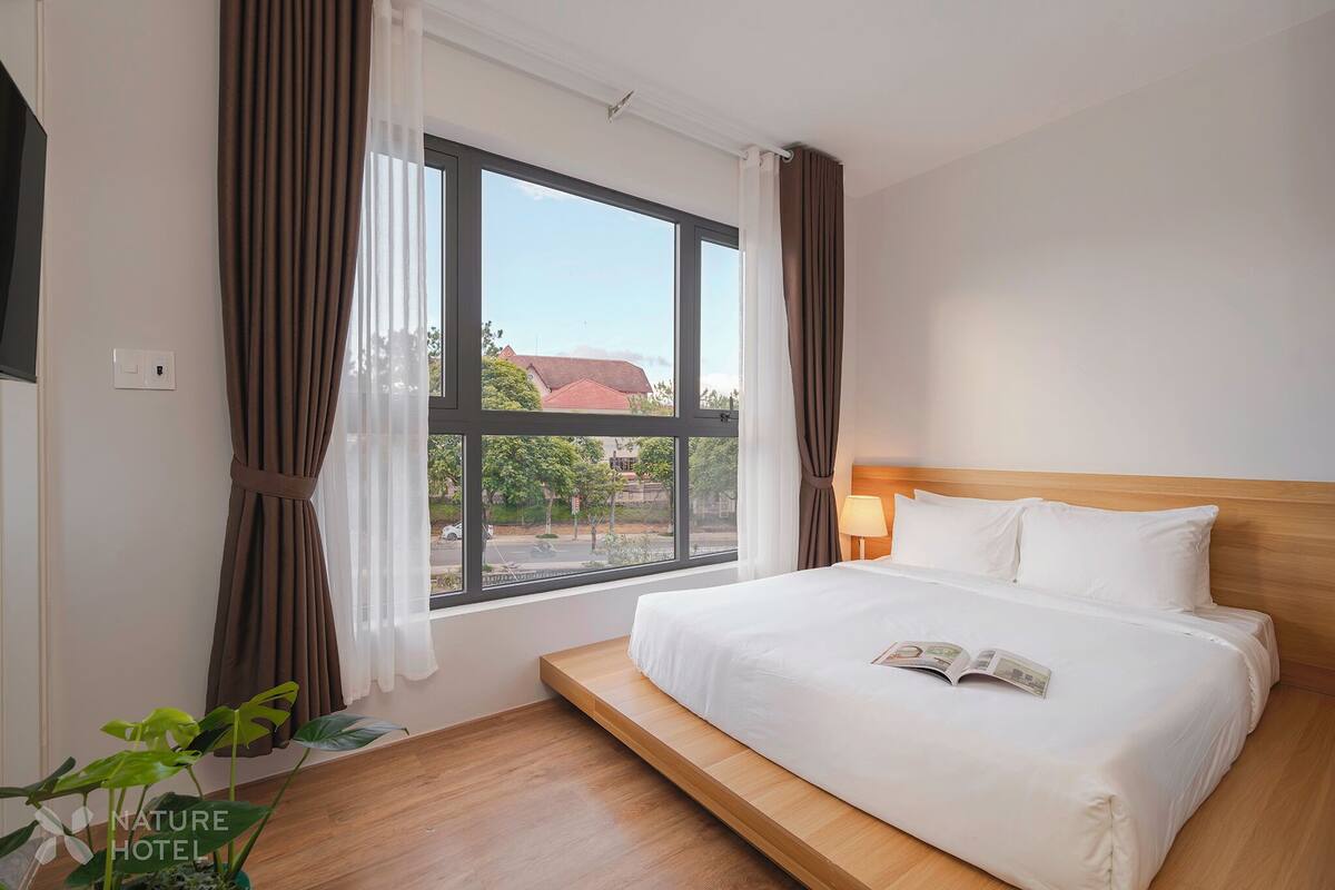 Executive Double or Twin Room | Minibar, in-room safe, desk, laptop workspace