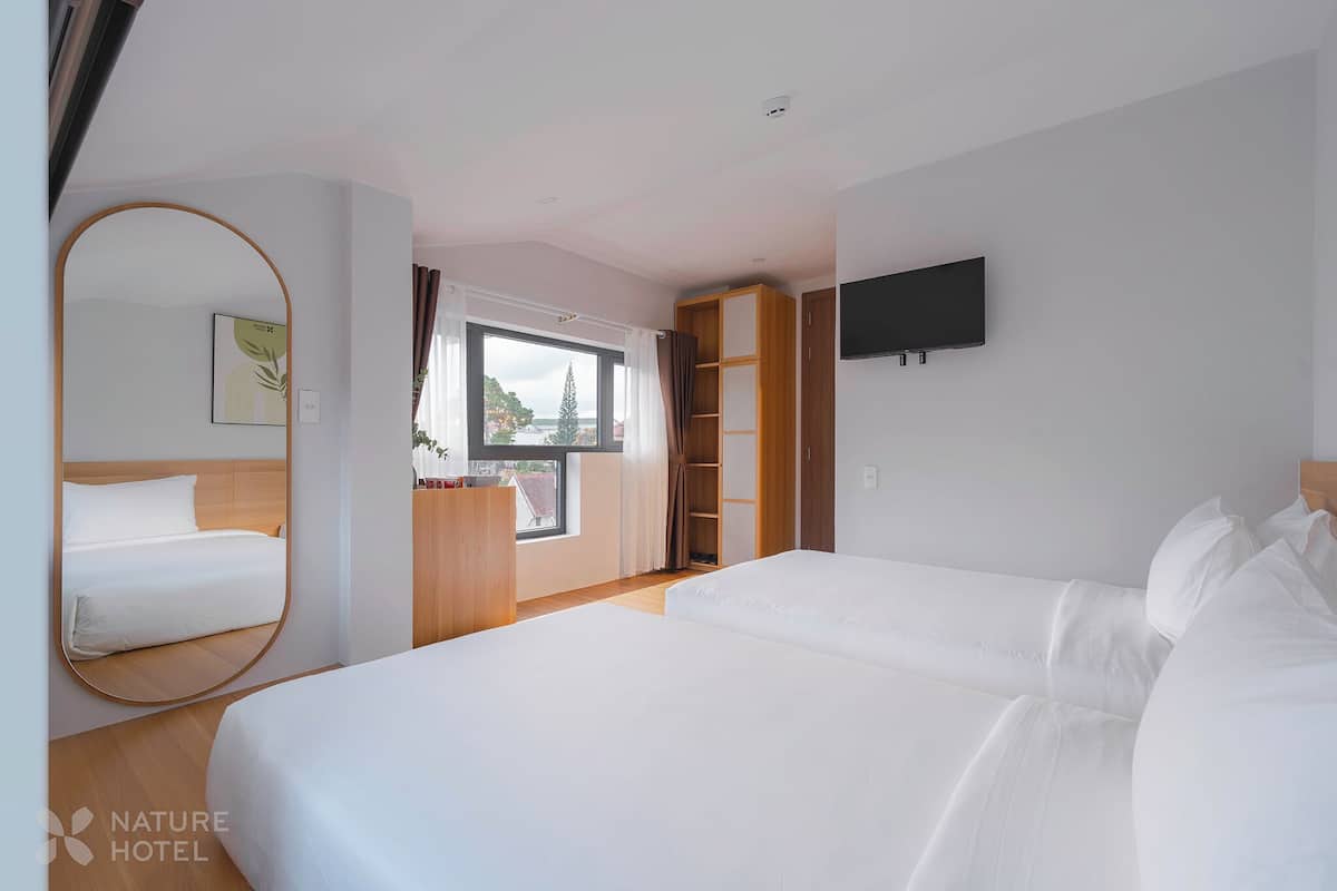 Minibar, caja de seguridad en la habitación y escritorio