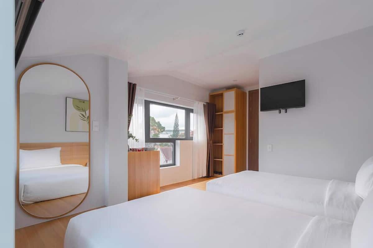 Deluxe Double or Twin Room | Minibar, in-room safe, desk, laptop workspace