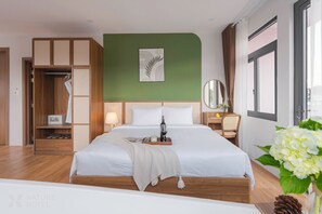 Senior suite, 2 slaapkamers, bad | Badkamer | Een douche, een regendouche, designer toiletartikelen, een haardroger