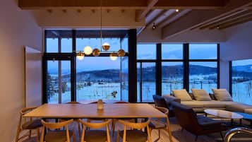 Chalet, 4 Bedrooms, Balcony, Hill View | Living area