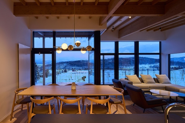 Chalet, 4 chambres, balcon, vue colline | Coin séjour | Télévision à écran plat de 42 pouces avec chaînes numériques, télévision