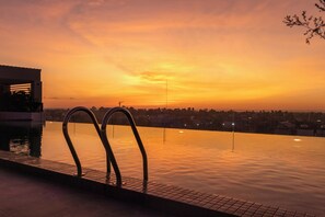 สระว่ายน้ำกลางแจ้ง