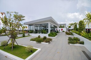 สระว่ายน้ำกลางแจ้ง