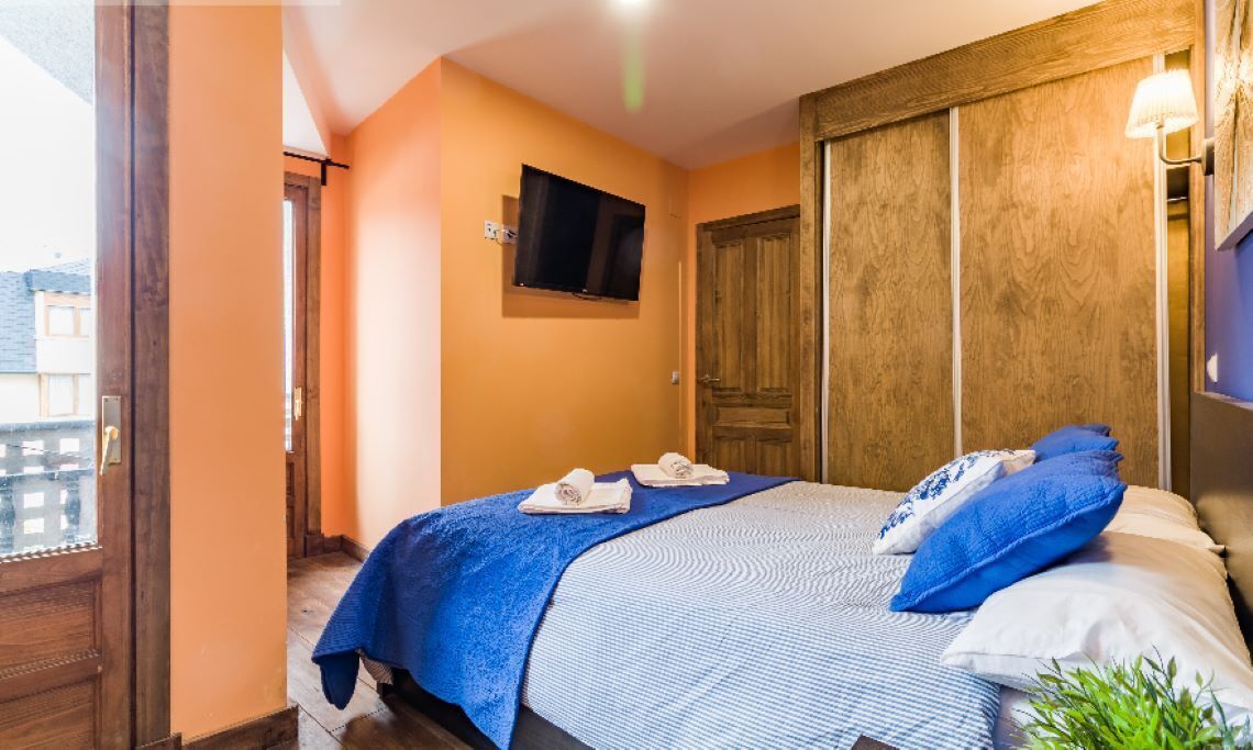 2 makuuhuonetta, silitysrauta/-lauta, vauvan matkasänky, Wi-Fi