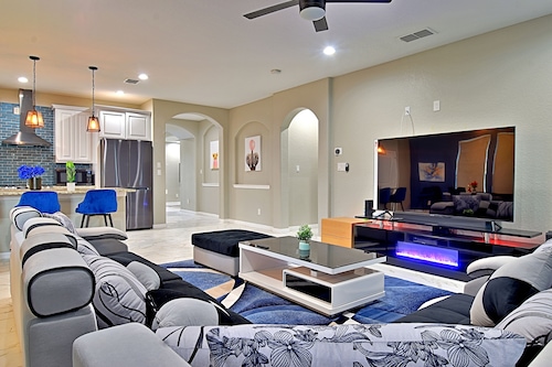 Stunning 6 Bedroom Near Downtown with Tons of Games, Pickleball, Sleeps 19 