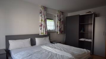2 bedrooms, desk, iron/ironing board, WiFi