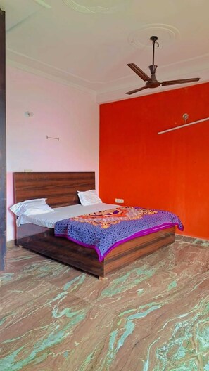 Rom – standard, balkong | Safe på rommet, skrivebord og skrivebord for bærbar PC