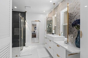 Shower, hair dryer, bidet, towels - The Bird House Spa Winter Park (Maitland)