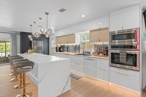 Fridge, microwave, oven, stovetop - The Bird House Spa Winter Park (Maitland)