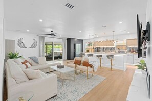 Smart TV - The Bird House Spa Winter Park (Maitland)