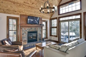 TV, fireplace - Les Falaises: Mont Tremblant Luxury Ski Retreat (Mont-Tremblant)