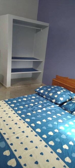 3 bedrooms, desk, Internet, bed sheets
