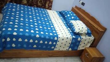 3 bedrooms, desk, internet, bed sheets