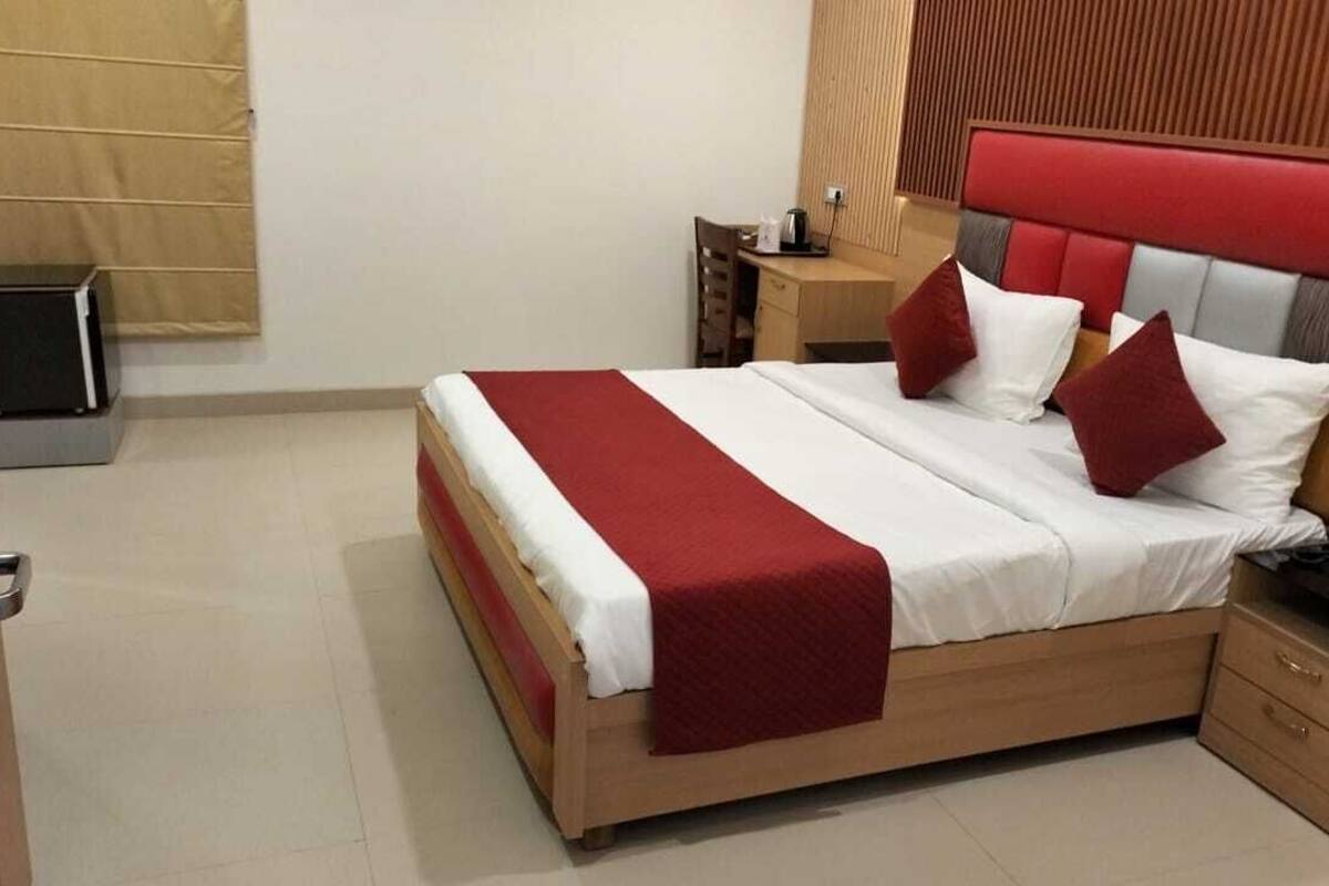 Habitación Deluxe | Espacio para trabajar con un portátil y tabla de planchar con plancha