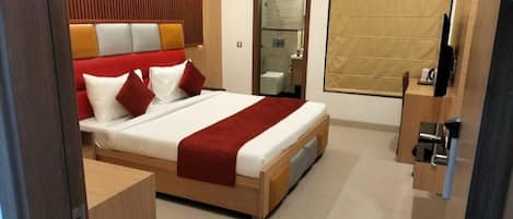 Deluxe Room | Laptop workspace, iron/ironing board, free WiFi