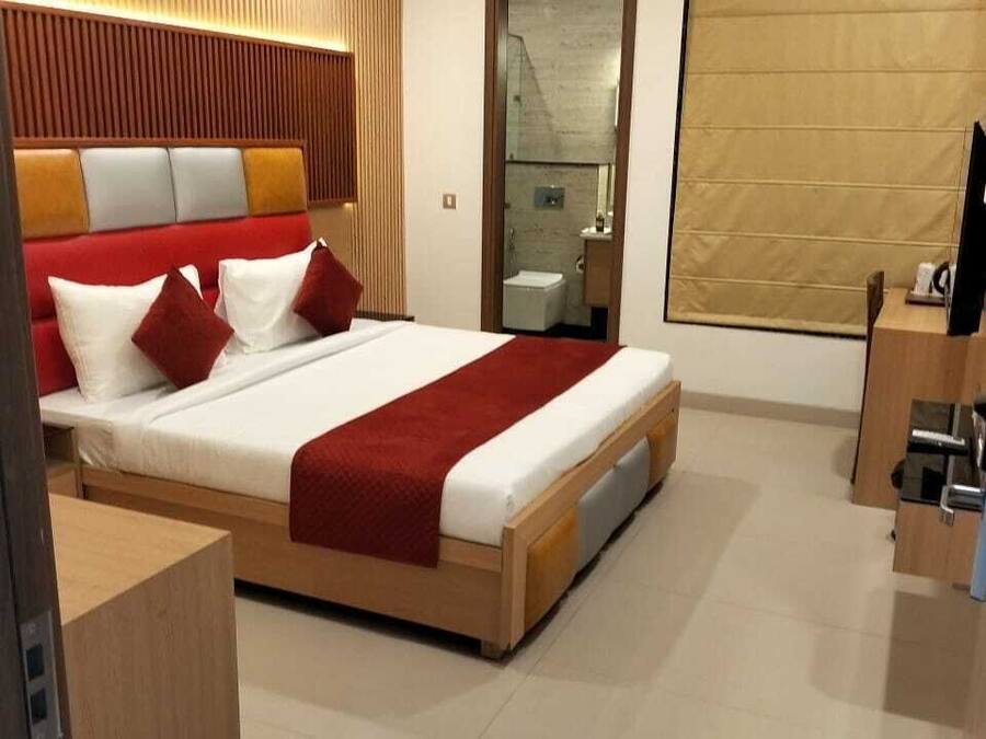 Deluxe Room | Laptop workspace, iron/ironing board, free WiFi