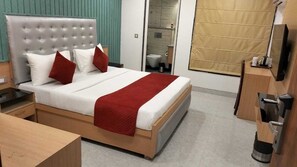 Habitación Deluxe | Espacio para trabajar con laptop y tabla de planchar con plancha 