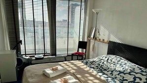 2 soverom, skrivebord, strykejern/-brett og wi-fi (inkludert)