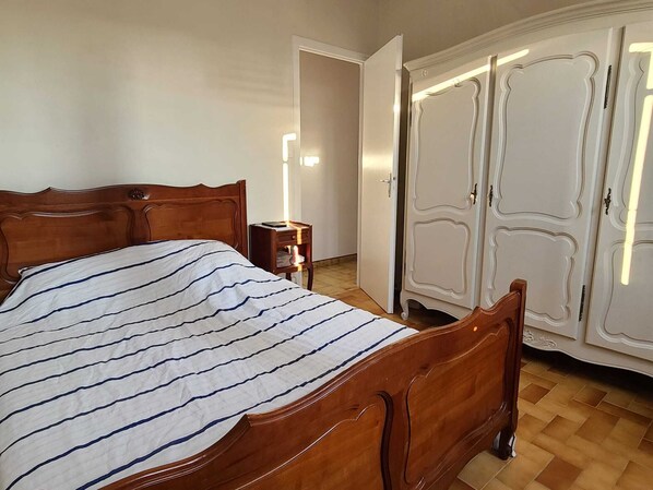 2 Schlafzimmer, Bügeleisen/Bügelbrett, Bettwäsche