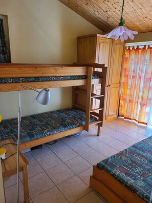 2 chambres, fer et planche à repasser, draps fournis