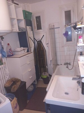 Sèche-cheveux, serviettes fournies, savon, shampoing