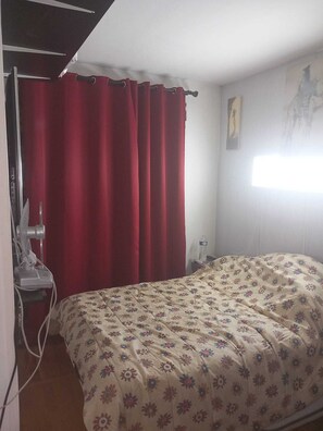 1 habitación, tabla de planchar con plancha y ropa de cama 