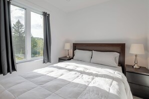 2 bedrooms, iron/ironing board, WiFi, bed sheets - Batiscan | Waterfront, Private Spa & Sauna (Saint-Adelphe)