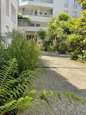 Exterior detail - Quiet, pleasant apartment just outside Paris, 5 minutes from the metro (Saint-Ouen-sur-Seine)