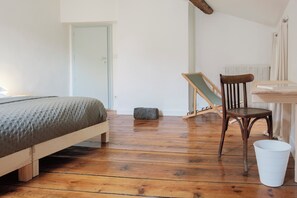 Chambre Confort, vue cour intérieure | 1 chambre, literie de qualité supérieure, lit parapluie