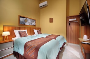 Free WiFi, bed sheets - Hotel Radyoharto (Yogyakarta)