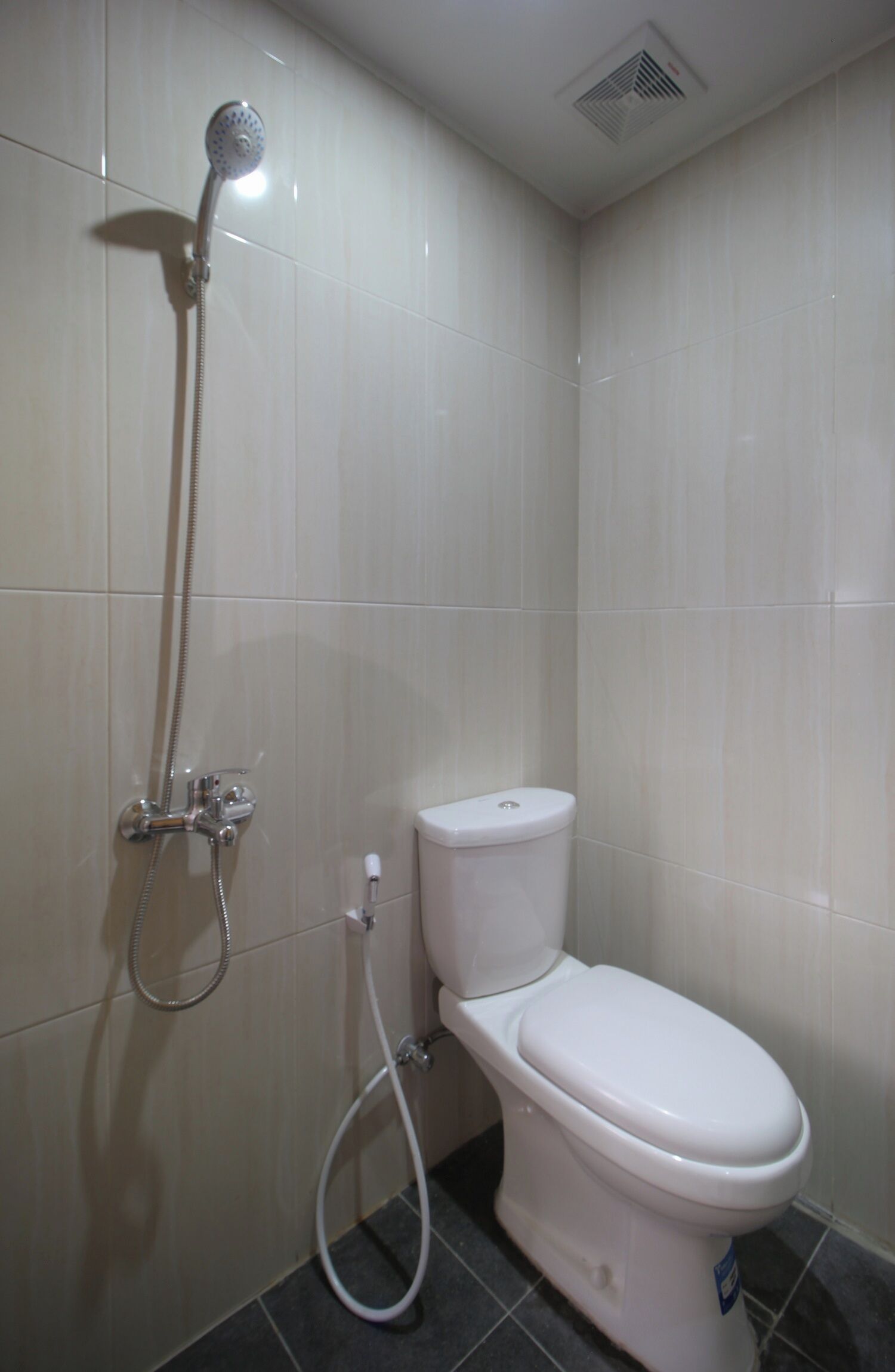 A bathroom with a toilet and a shower.