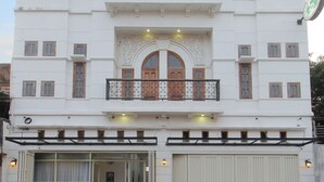 Un bâtiment blanc avec l’inscription « RADYOHARTO » au-dessus de l’entrée.