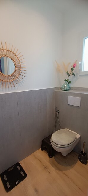 Shower, towels, soap, shampoo