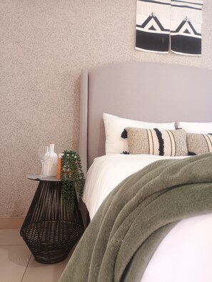 1 habitación, tabla de planchar con plancha, wifi gratis y ropa de cama 