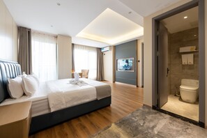 Suite | In-room safe, desk, soundproofing, iron/ironing board - Bole Jing Pin Hotel (Sihanoukville)