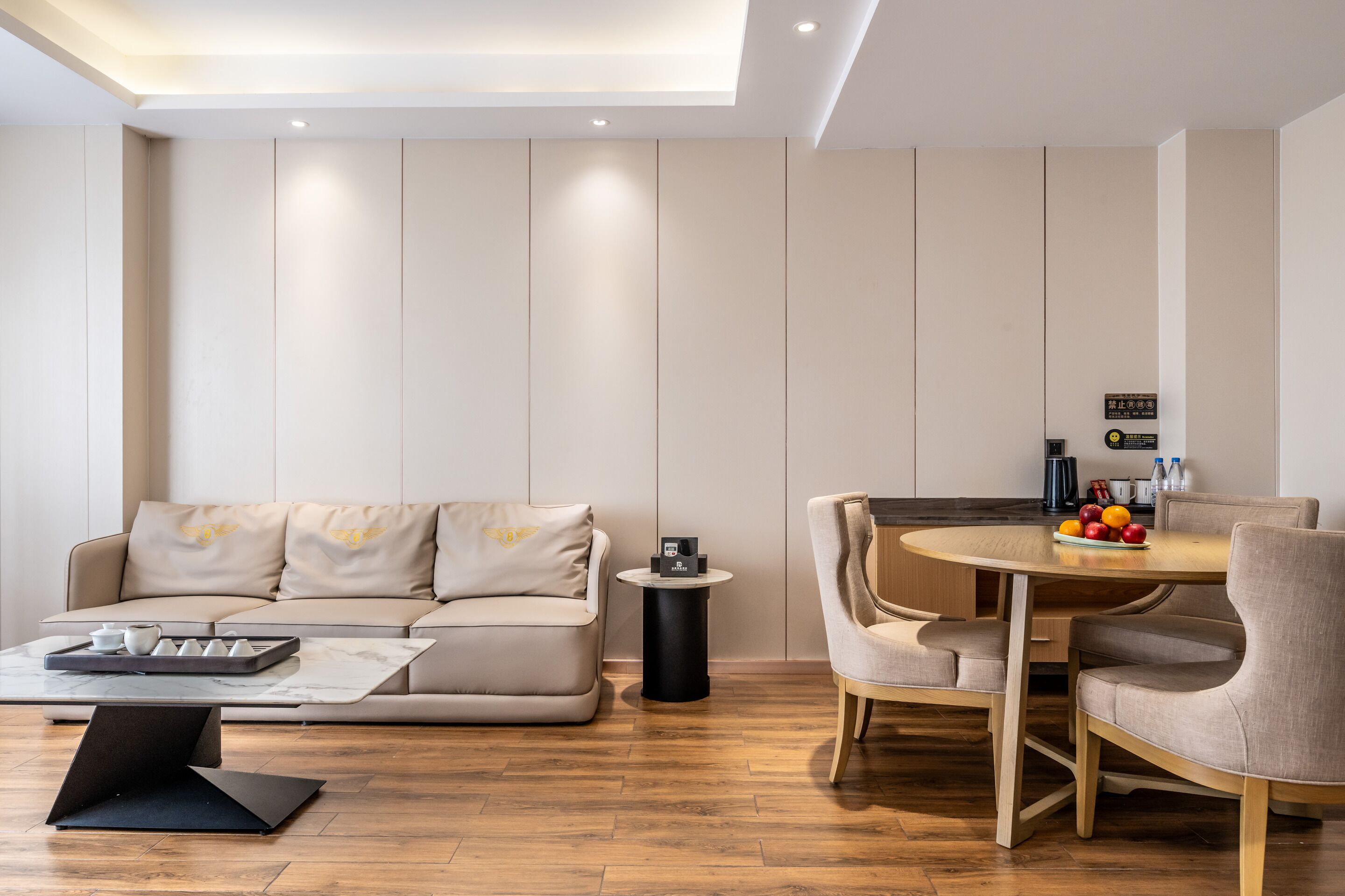 Una sala moderna con un sofá, una mesa de centro y un comedor con sillas y una mesa.