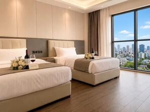 Une chambre d’hôtel avec deux lits, une vue sur la ville et un panneau d’accueil.