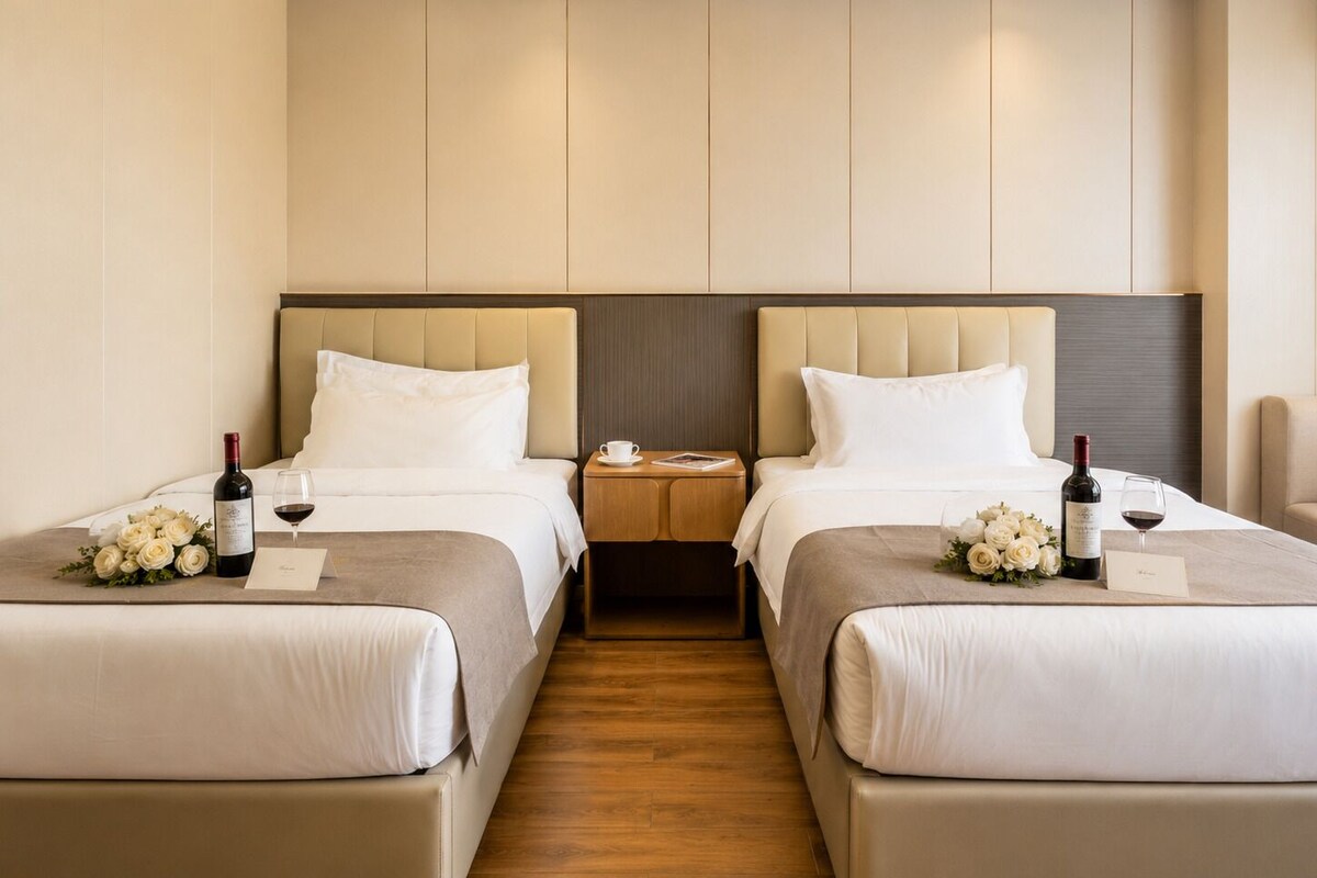 Phòng 2 giường đơn tiện nghi đơn giản, quang cảnh thành phố | Két bảo mật tại phòng, bàn, khu vực làm việc phù hợp cho laptop 