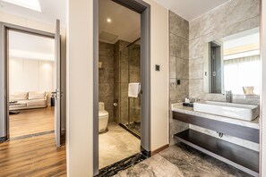 Suite | Bathroom | Shower, rainfall showerhead, free toiletries, hair dryer - Bole Jing Pin Hotel (Sihanoukville)